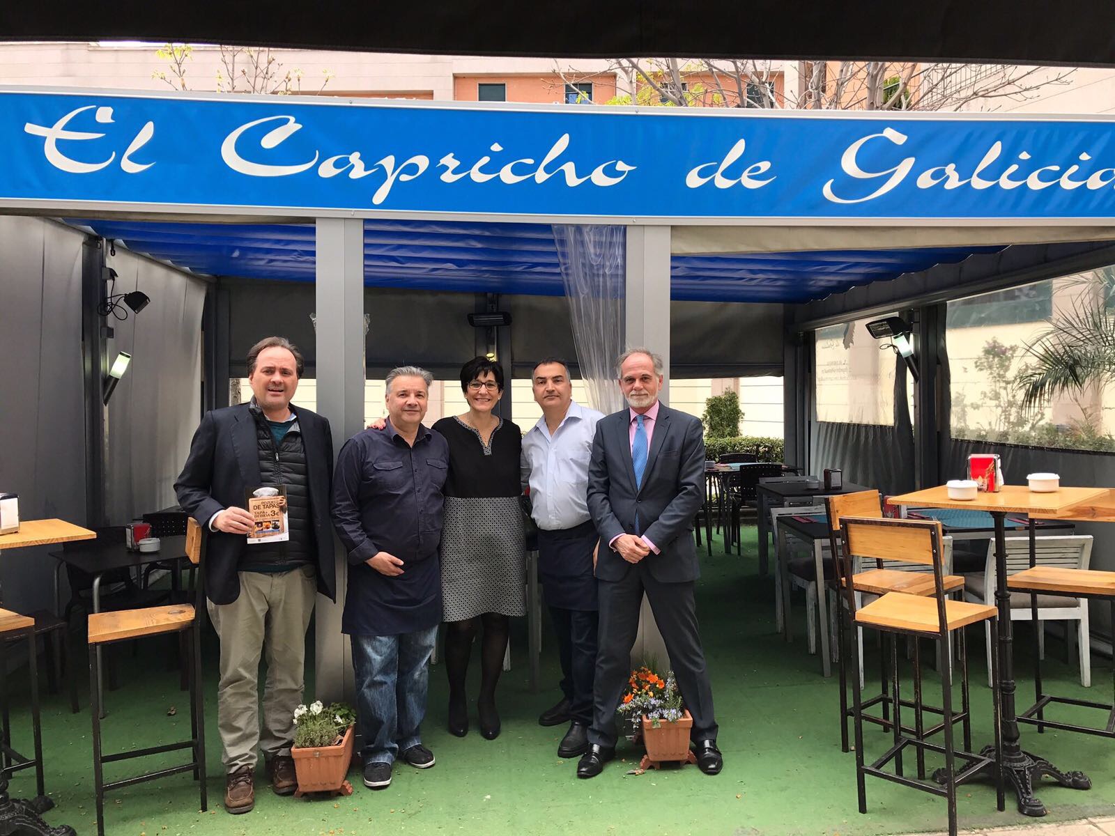 La alcaldesa visitando uno de los restaurantes participantes