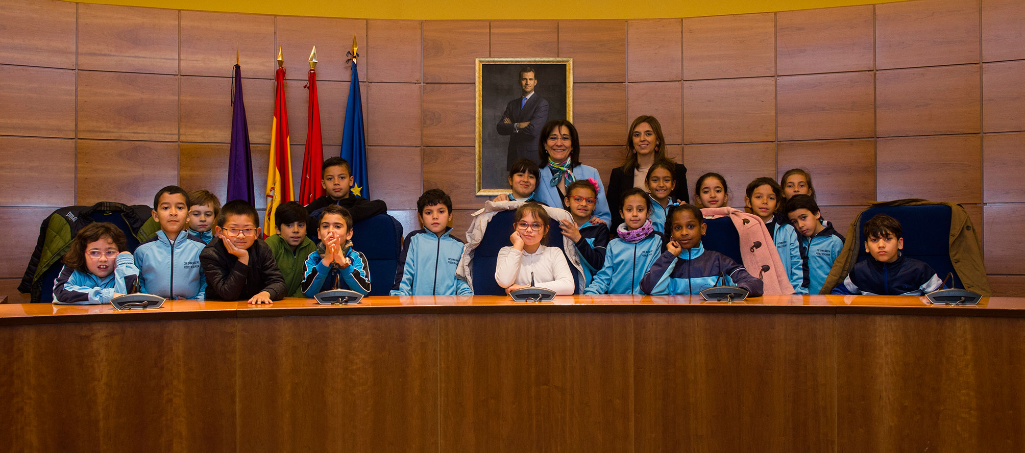 La alcaldesa junto a los alumnos en el salón de plenos