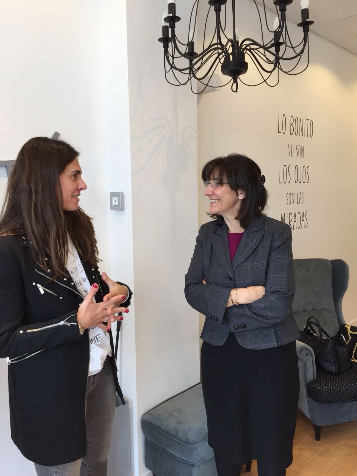 Visita de la alcaldesa al centro de estética “Mírame Lashes & Brown"