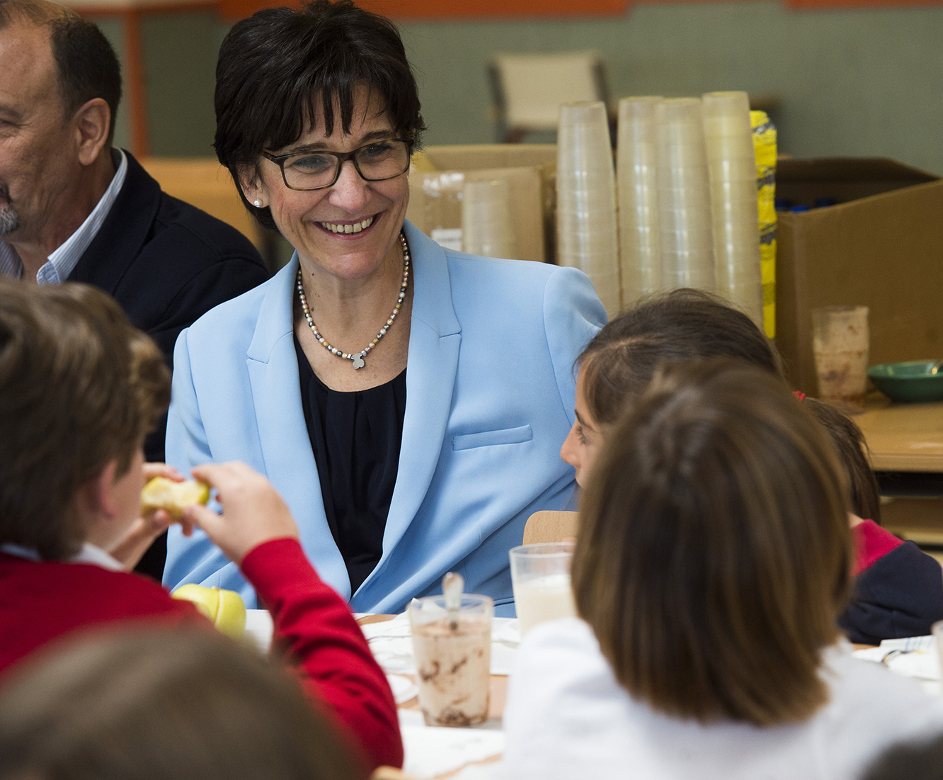 La alcaldesa con escolares en el comedor de un colegio de la ciudad