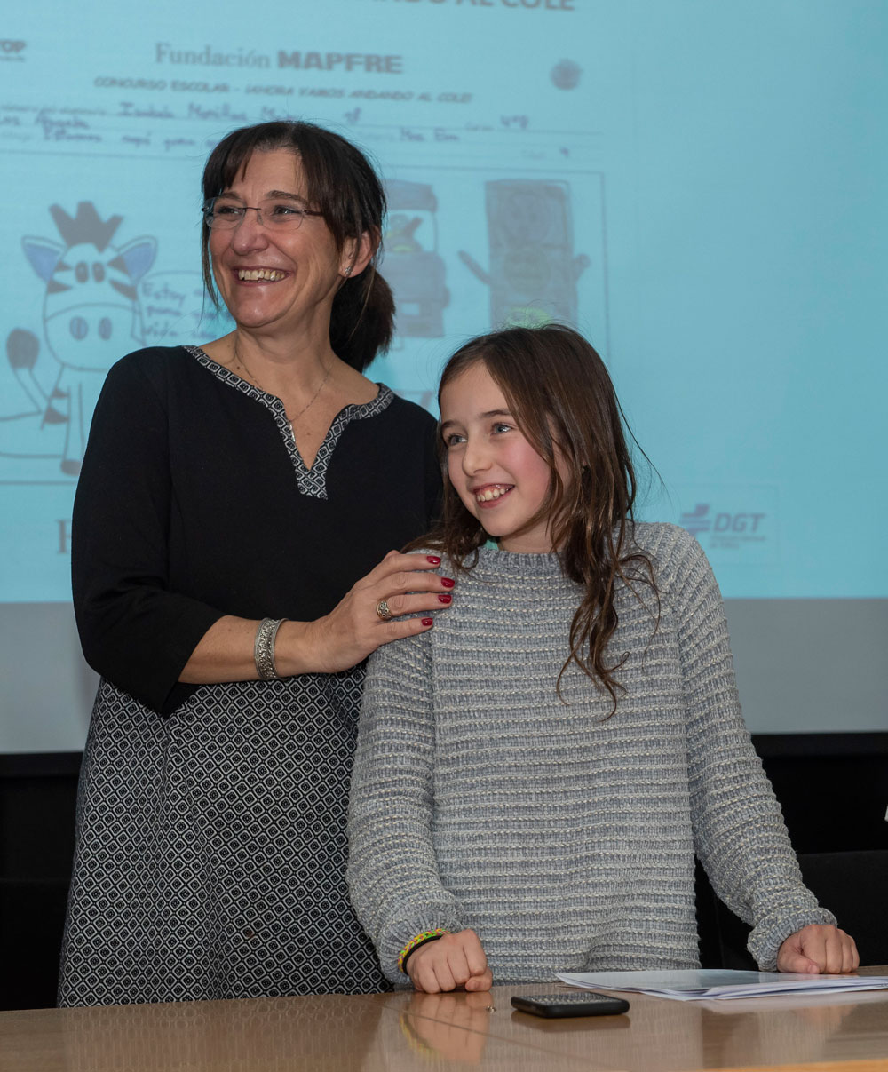 LA alcaldesa de Pozuelo junto a la ganadora del concurso de educación vial
