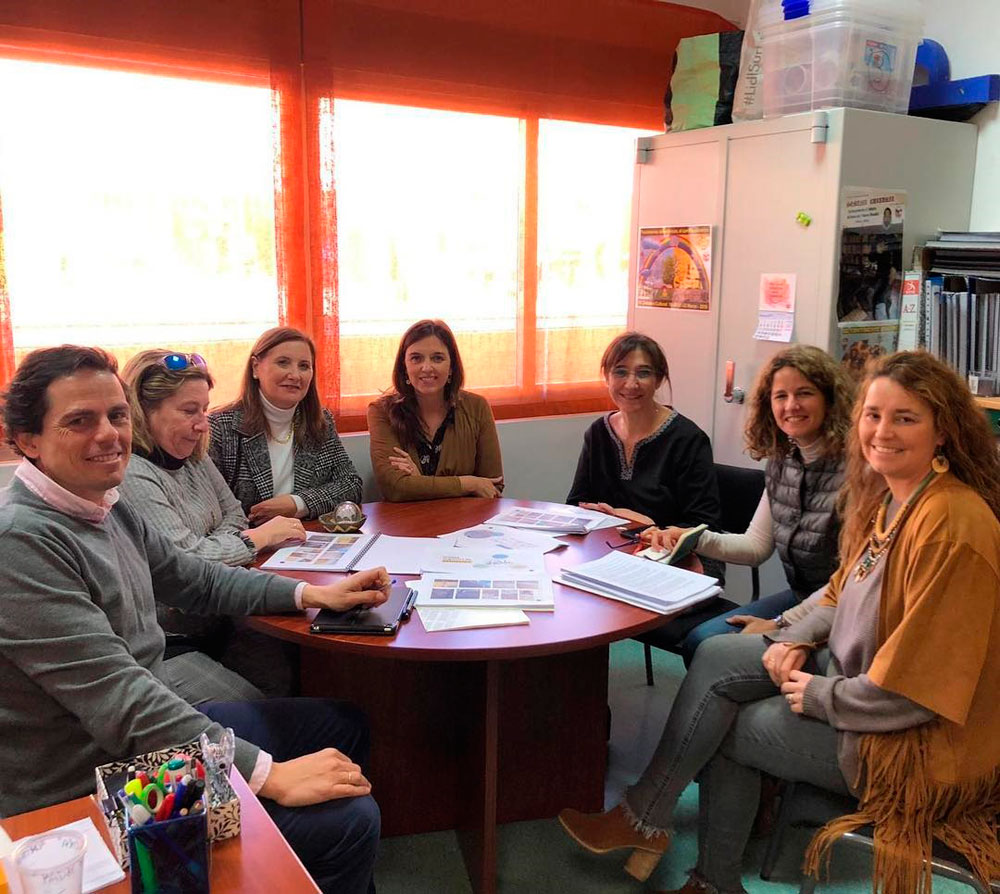 La alcaldesa en una reunión sobre las inversiones en colegios públicos