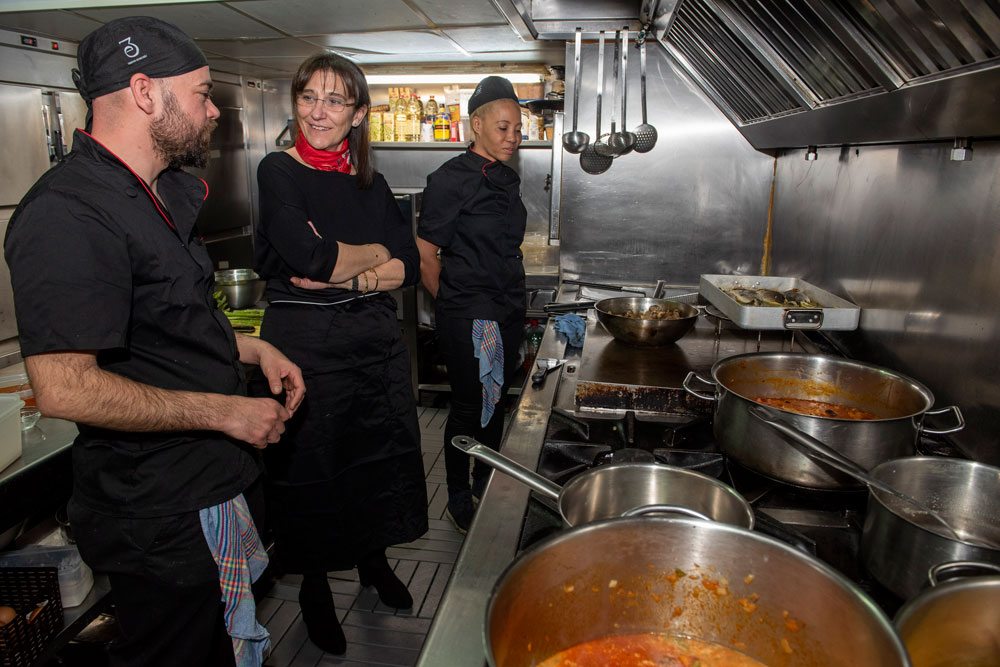 La alcaldesa visita la Taberna Entretrés participantes en Pozuelo de cuchara