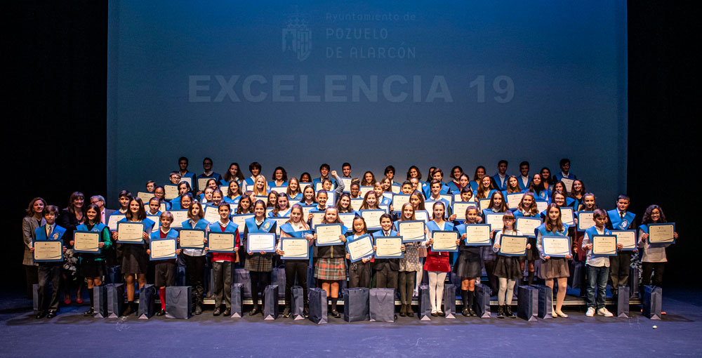 Premios excelencia y mérito académico estudiantes de primaria y secundaria.
