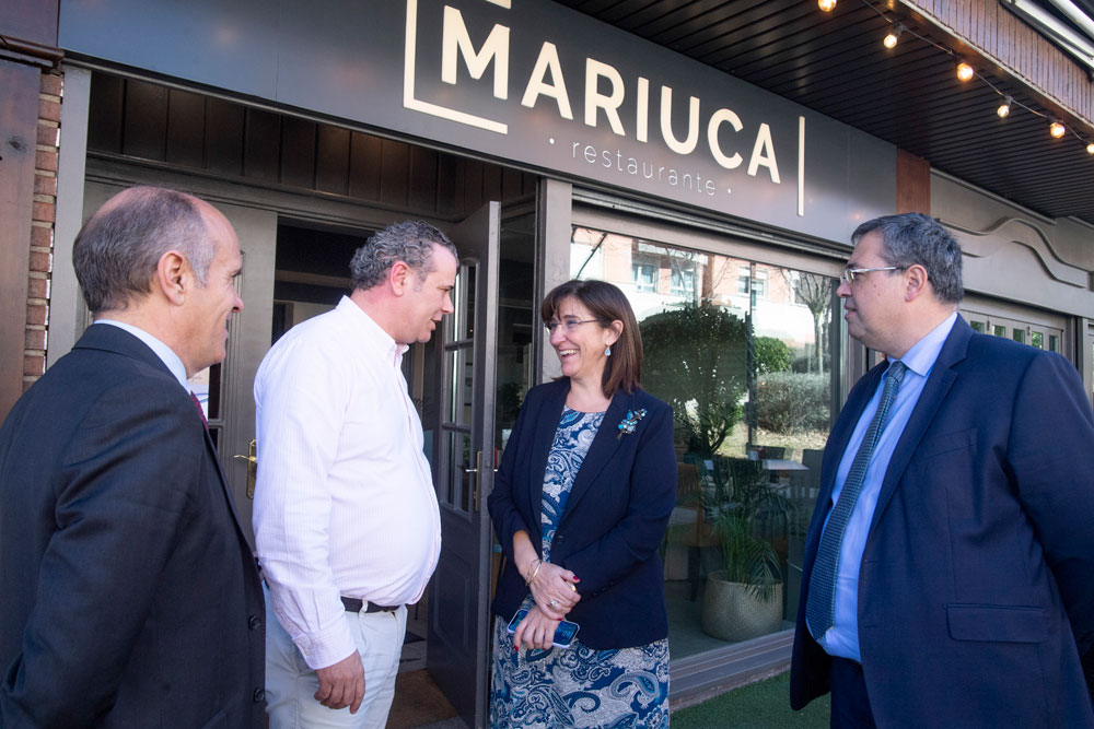 LA alcaldesa visita el restaurante Mariuca en las jornadas de Pozuelo de Cuchara 2020
