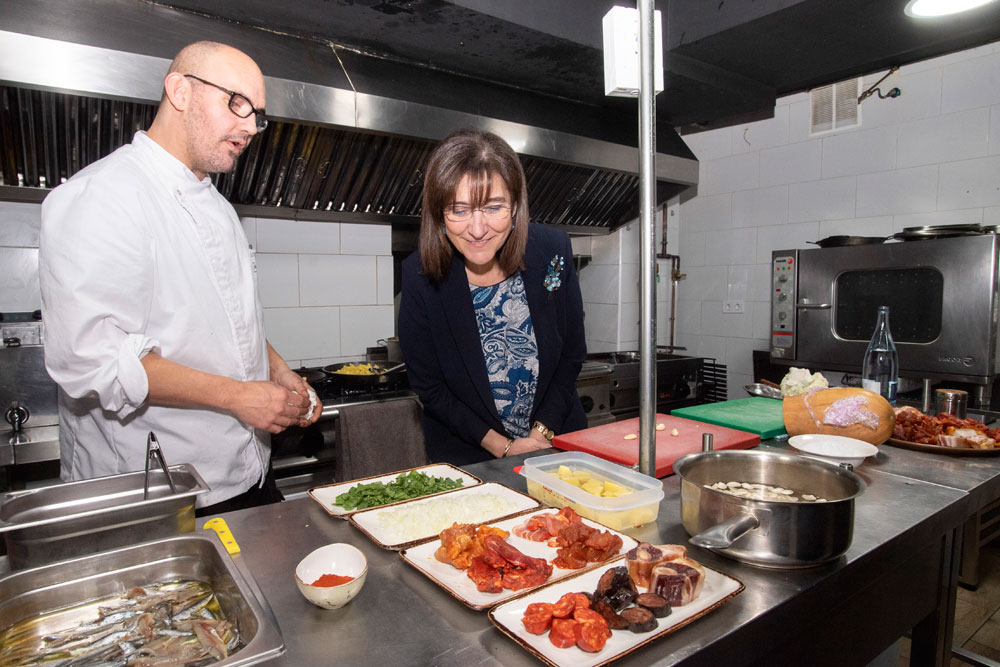 La alcaldesa, Susana Pérez Quislant, en la cocina de uno de los restaurantes participantes en Pozuelo de Cuchara