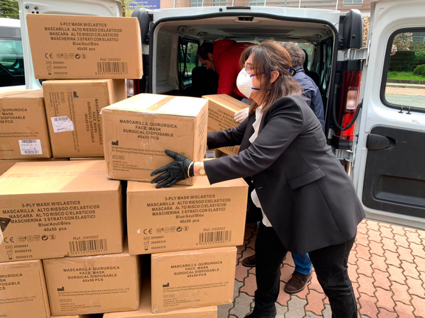La alcaldesa recepciona el pedido de mascarillas para entregar a los pozueleros