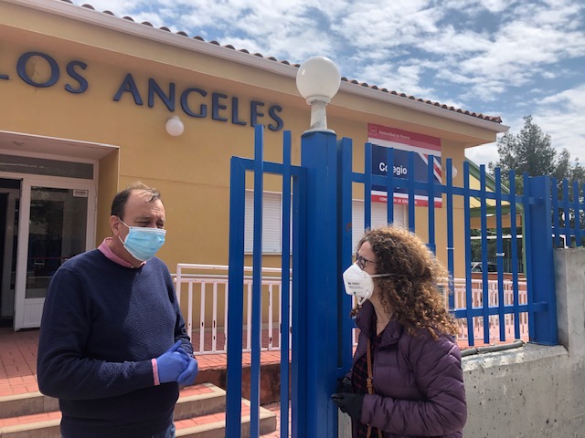 La concejal de Familia, Mónica García, entrega material escolar