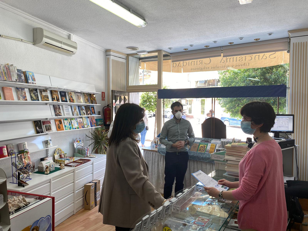 La alcaldesa visita una papelería de Pozuelo