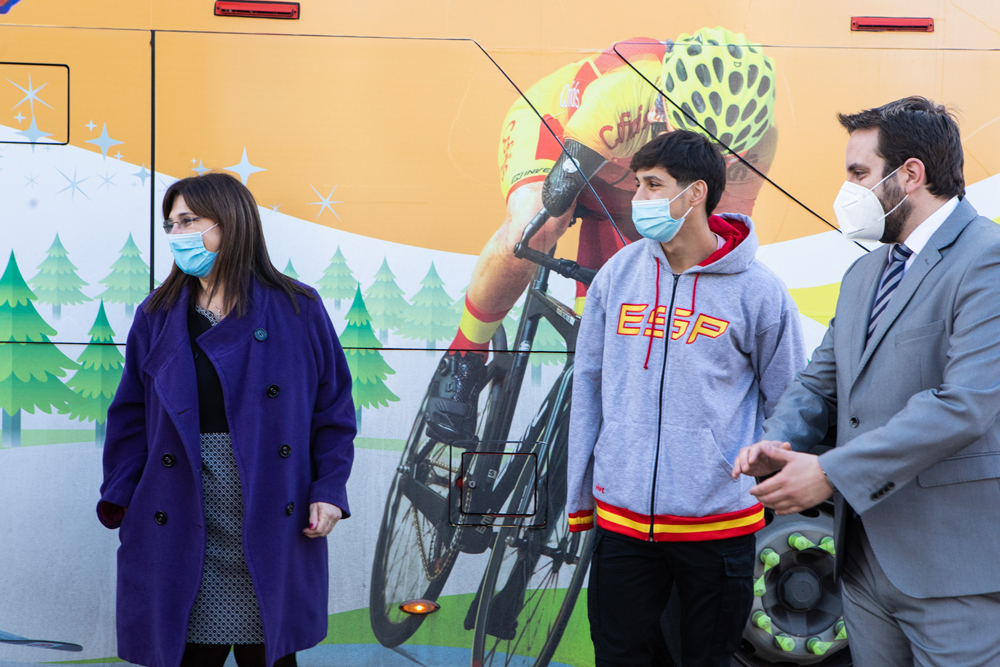 La alcaldesa recibe el autobús del Comité Paralímpico Español