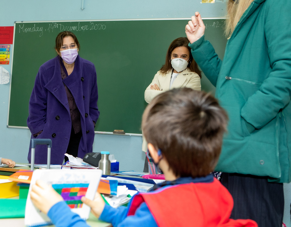 La alcaldesa de Pozuelo, Susana Pérez Quislant, visita un colegio