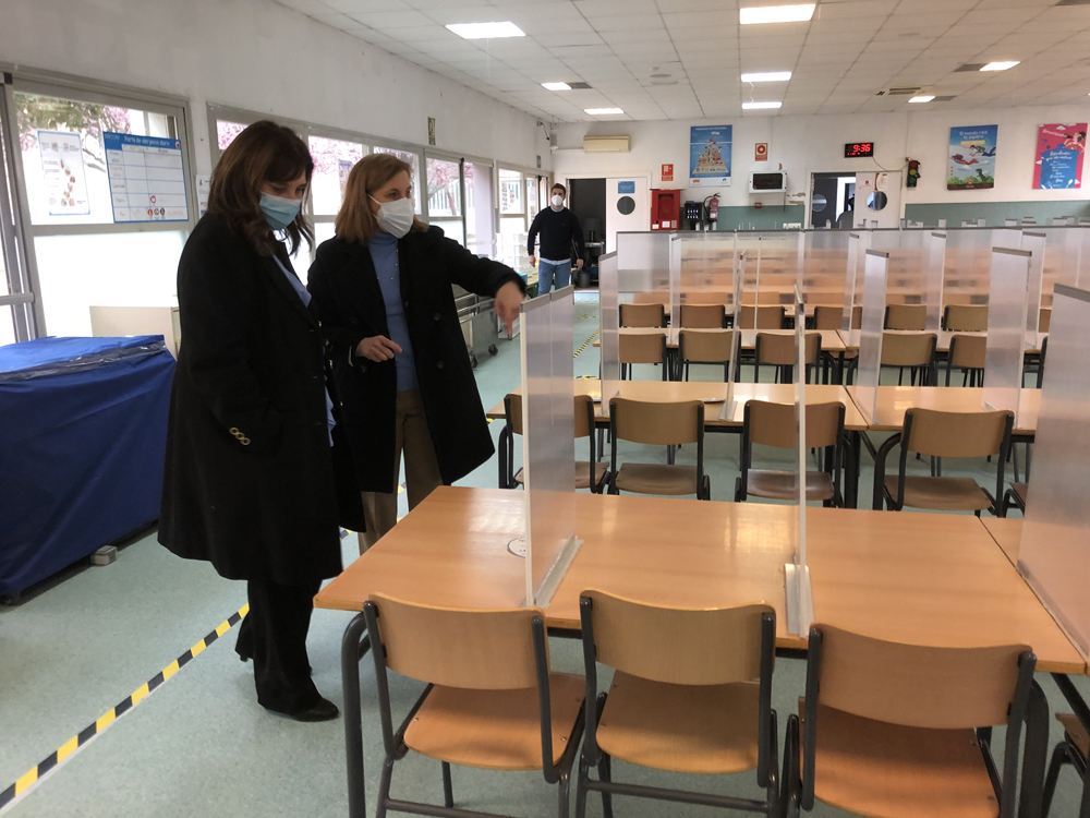 La alcaldesa entrega medidores de CO2 en los colegios del municipio