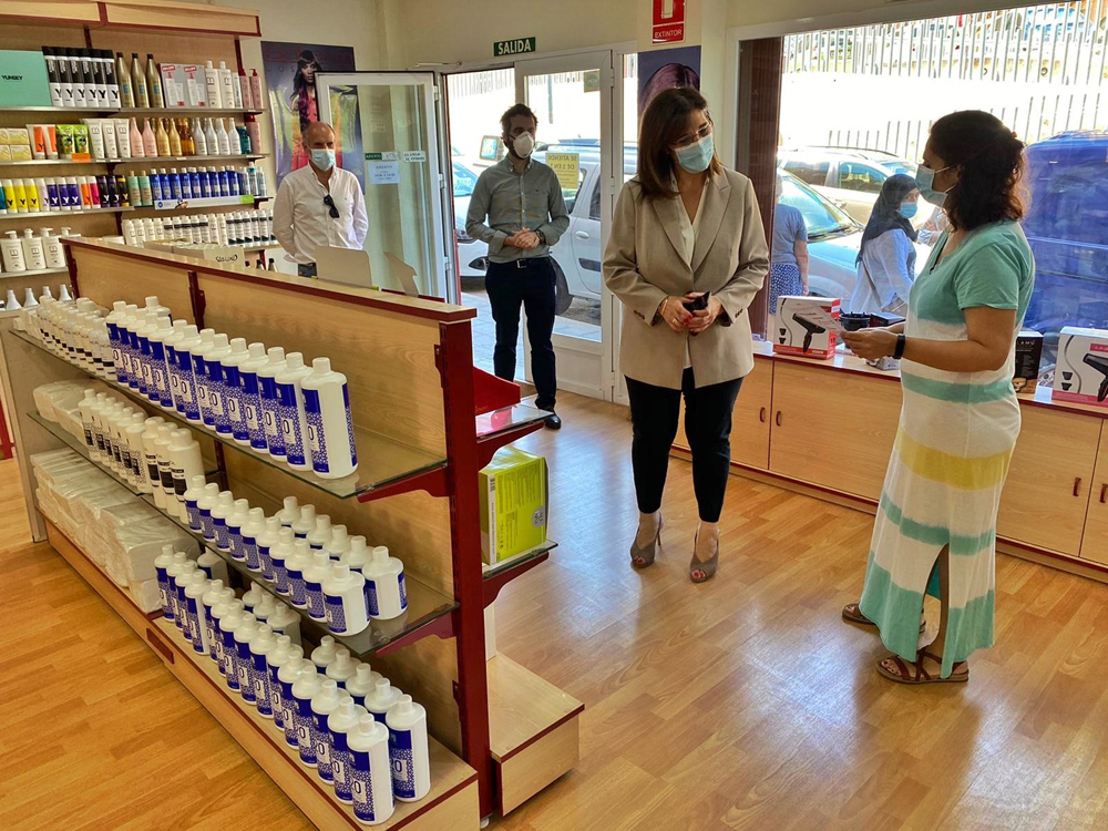 La alcaldesa, Susana Pérez Quislant, visita uno de los comercios de Pozuelo de Alarcón