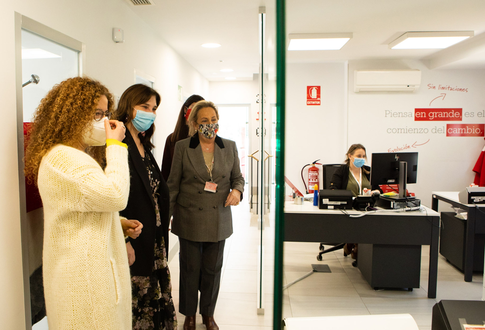 Visita a la Cruz Roja para comprobar el funcionamiento de Pozuelo Responde