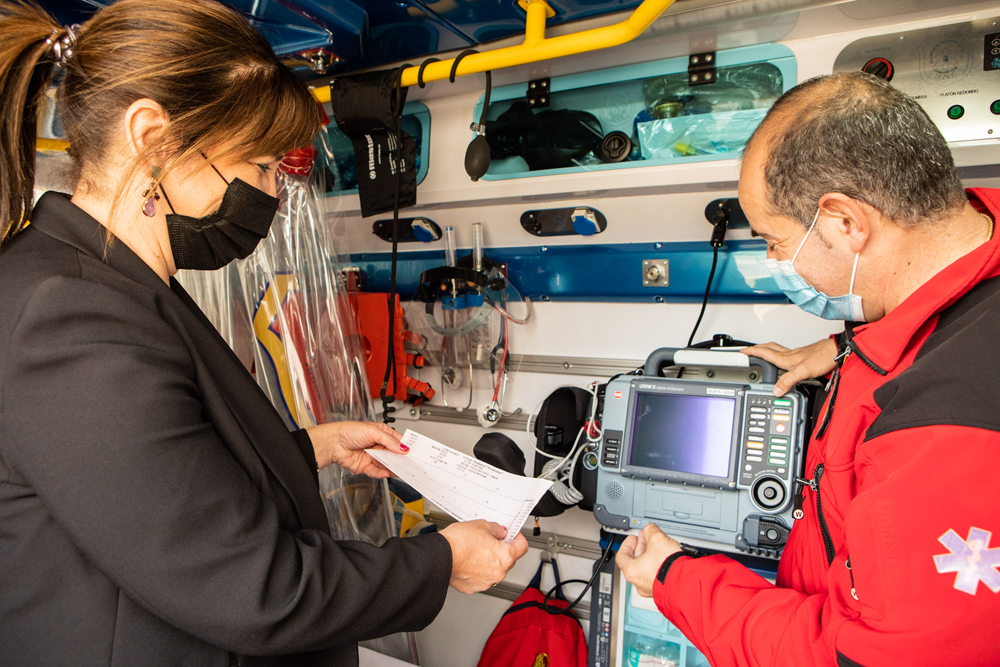 La alcaldesa junto a un mienbro del SEAPA