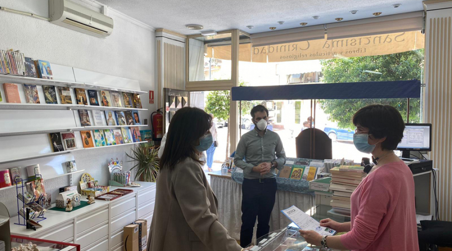 La alcaldesa en una vista a un comercio de Pozuelo Pueblo