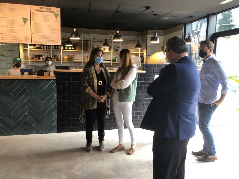 Pérez Quislant visita dos nuevos establecimientos que han abierto sus puertas en los últimos meses en la ciudad
