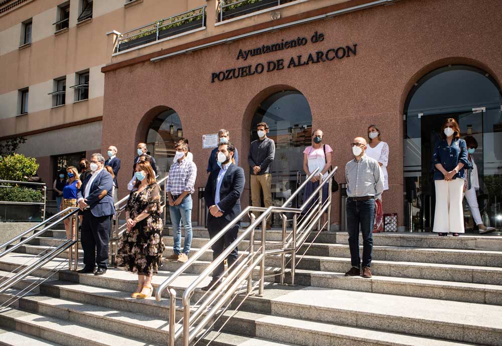 Minuto de silencio a las puertas del Ayuntamiento de Pozuelo de Alarcón.