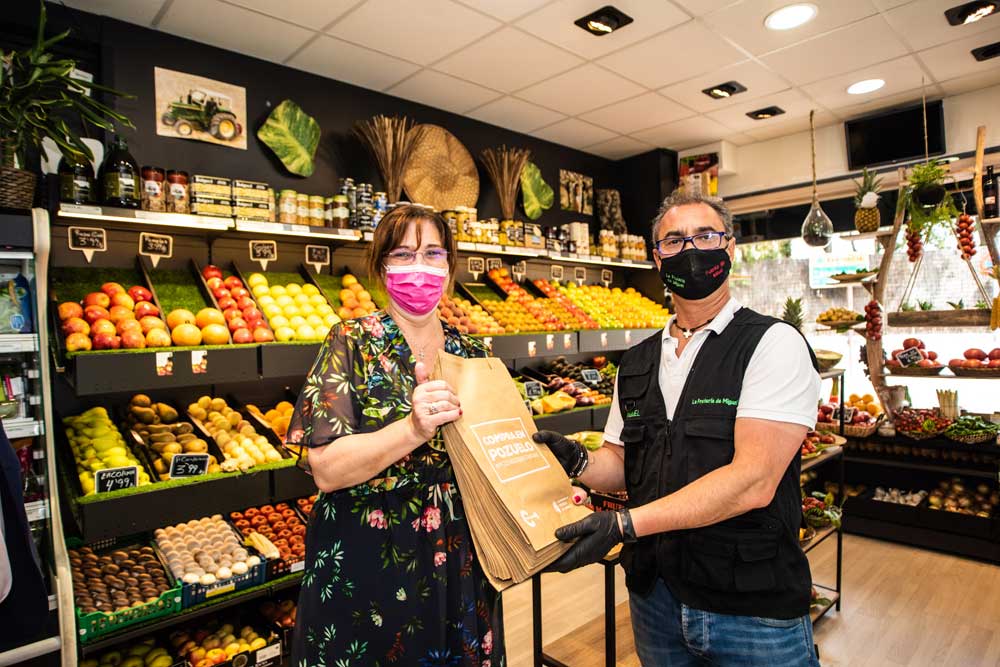 La alcaldesa de la ciudad, Susana Pérez Quislant, ha visitado esta mañana “La Frutería de Miguel” 