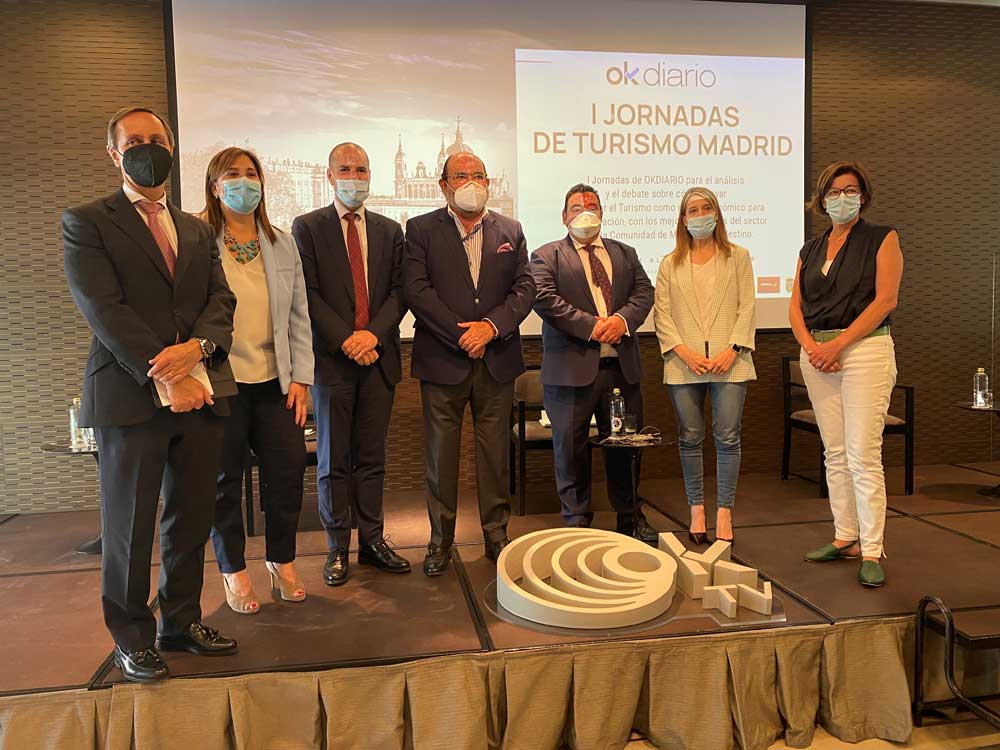 Susana Pérez Quislant, acompañada por los alcaldes de Majadahonda, Navas del Rey y San Lorenzo de El Escorial y por la concejala de Turismo de Alcalá de Henares.