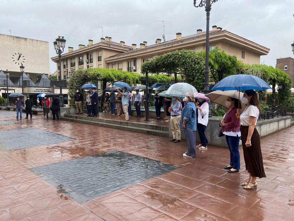 Minuto de silencio a las puertas del Ayuntamiento de Pozuelo de Alarcón.