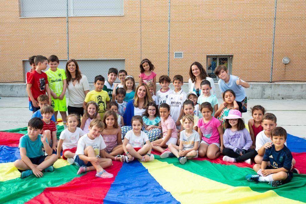 Los alumnos de los campamentos de Verano de Pozuelo junto a Paloma Tejero, alcaldesa de Pozuelo de Alarcón