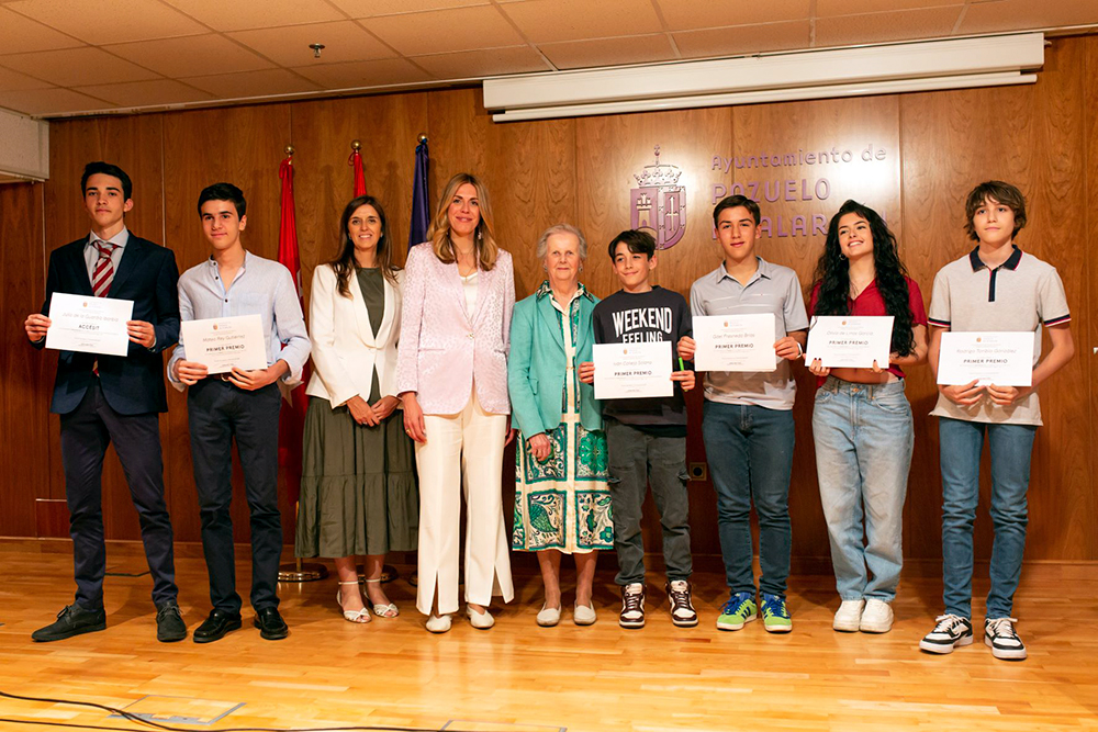 Paloma Tejero, alcaldesa de Pozuelo de Alarcón, entrega los premios del concurso escolar Gerardo Diego