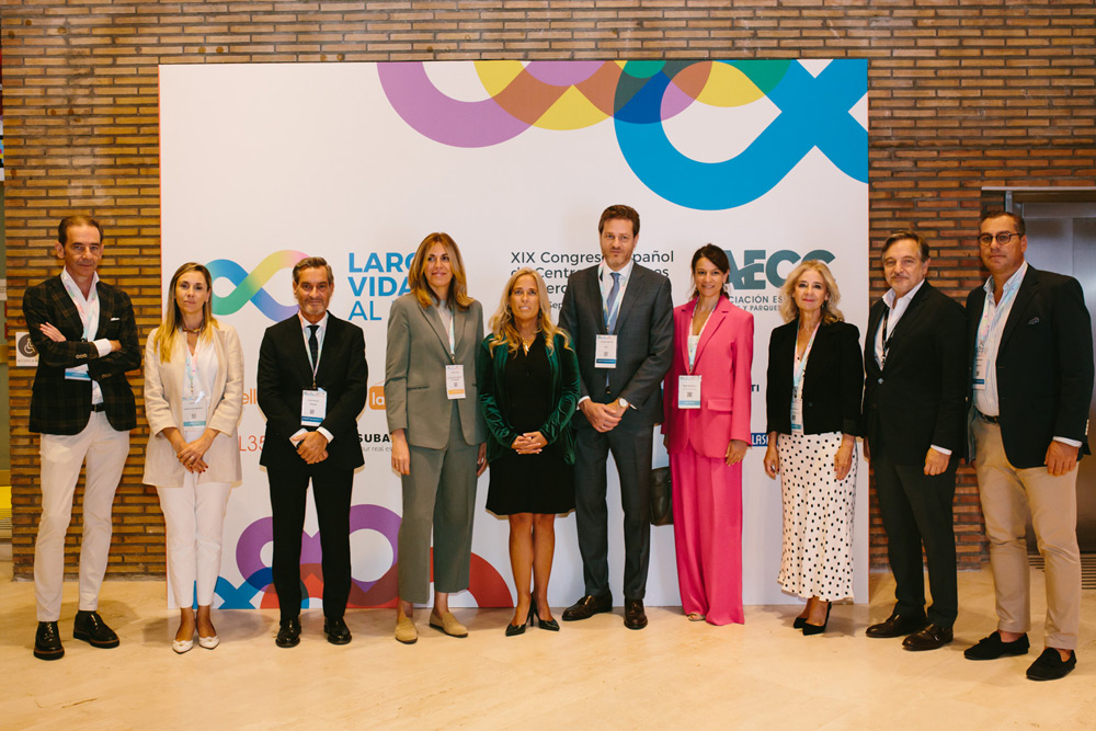 La alcaldesa de Pozuelo y la consejera de Economía, Hacienda y Empleo visitan la feria del Congreso Español de Centros y Parques Comerciales celebrada en la ciudad