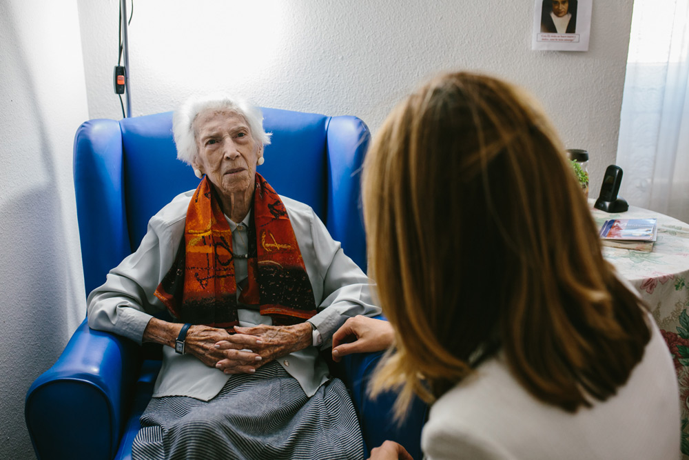 La alcaldesa visita a Adela 