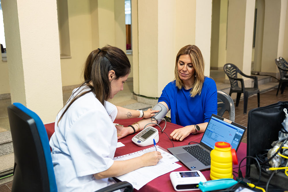 La alcaldesa de Pozuelo de Alarcón, Paloma Tejero durante la donación