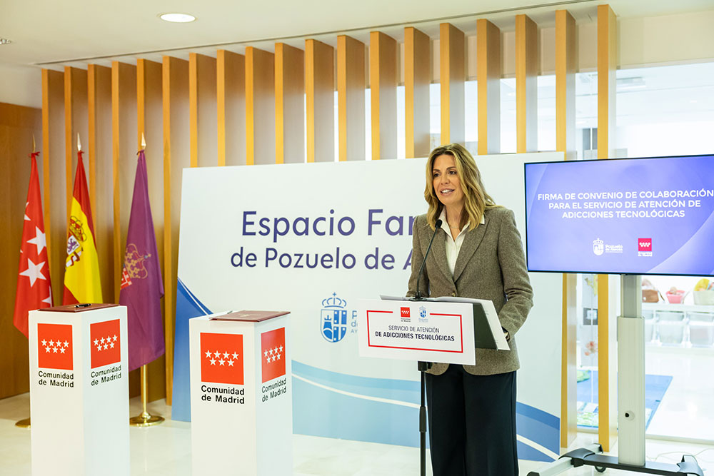 La alcaldesa de Pozuelo en la firma del convenio para el Servicio de Atención Adicciones tecnológicas