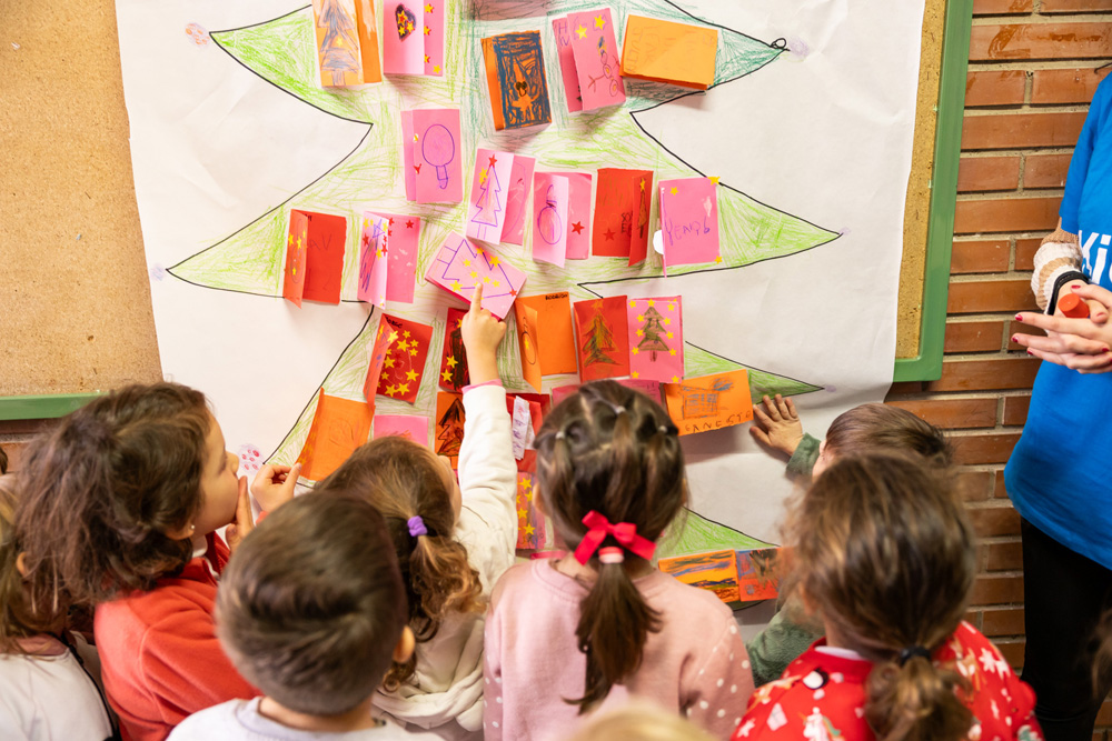 niños y árbol de navidad dibujado