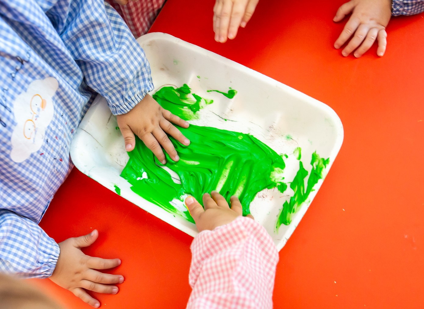 Actividad con pinturas en un colegio