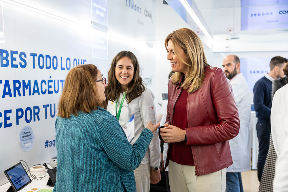 La alcaldesa visita la unidad móvil de farmacias