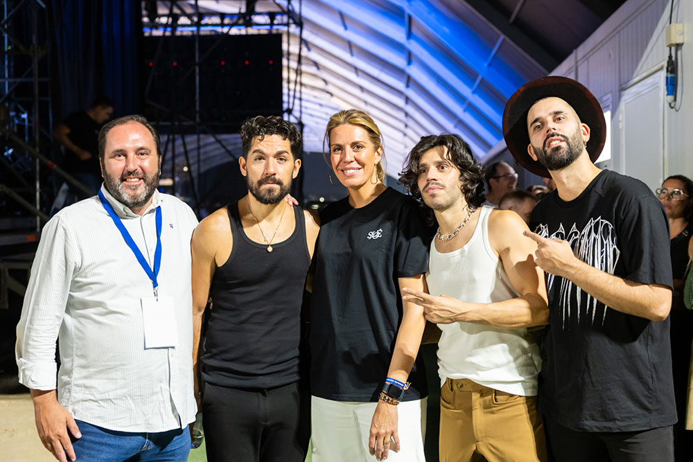 La alcaldesa junto a los integrantes de Siloé