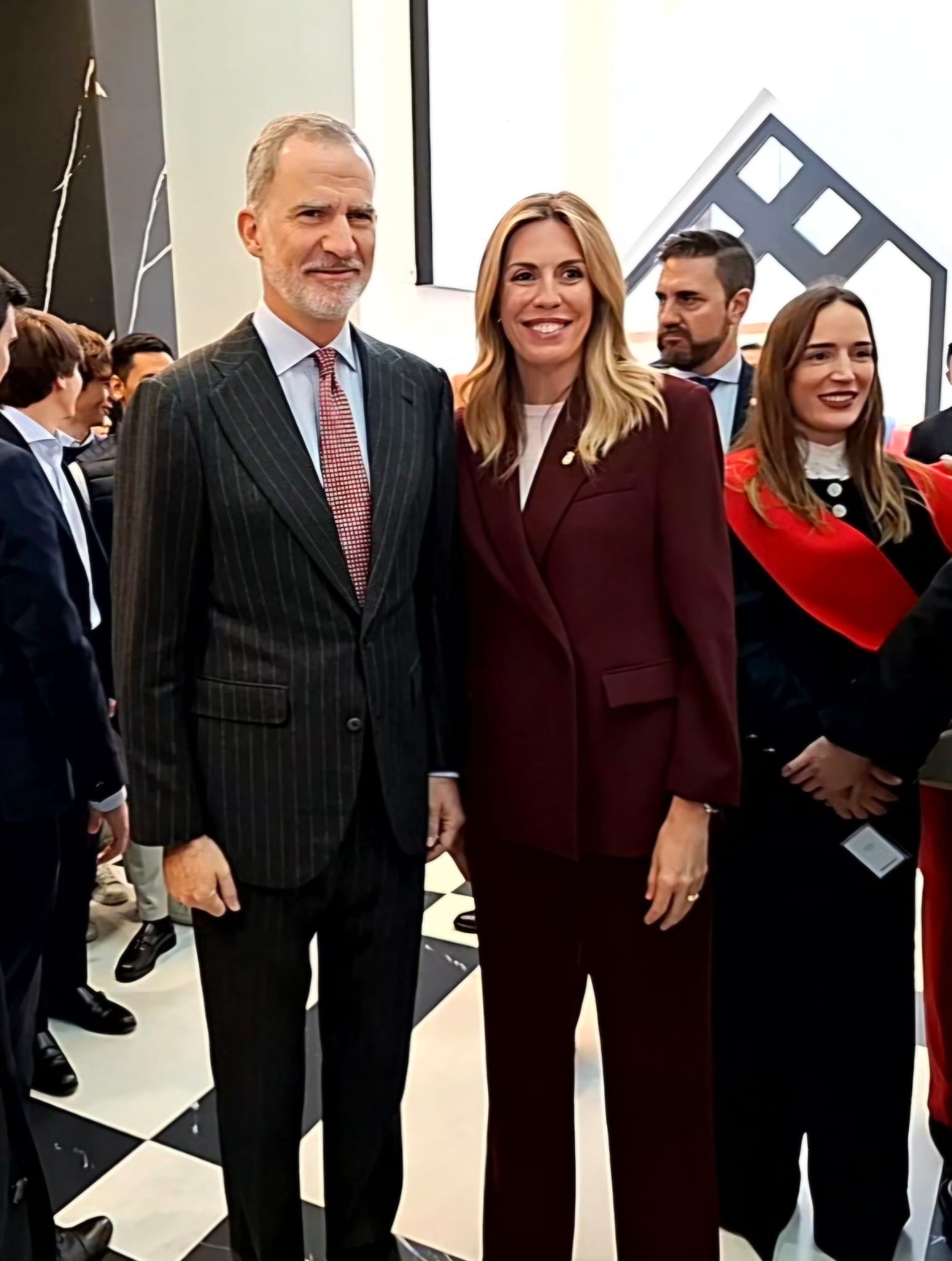 La alcaldesa de Pozuelo junto a su Majestad el Rey