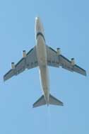 Un avión en pleno vuelo