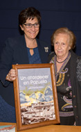 La alcaldesa con la autora del libro (Se abre en ventana nueva)