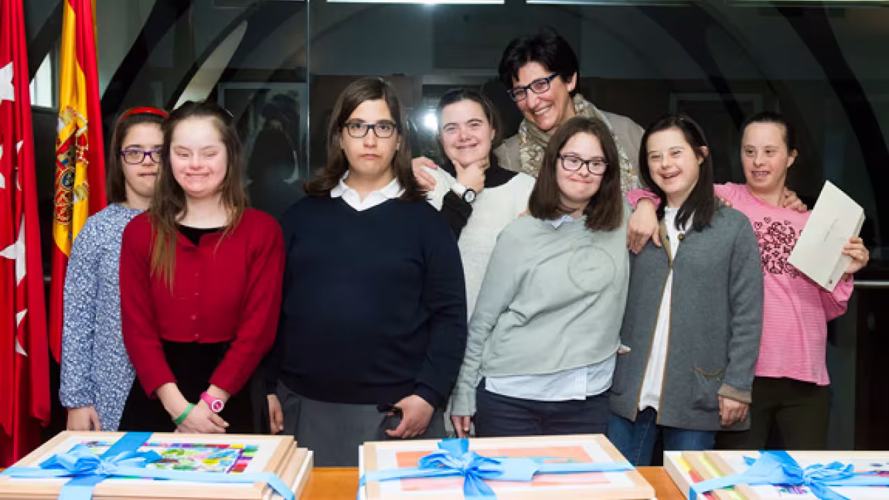 Alumnos del taller de pintura del Espacio para el Ocio junto a la alcaldesa de Pozuelo, Susana Pérez Quislant