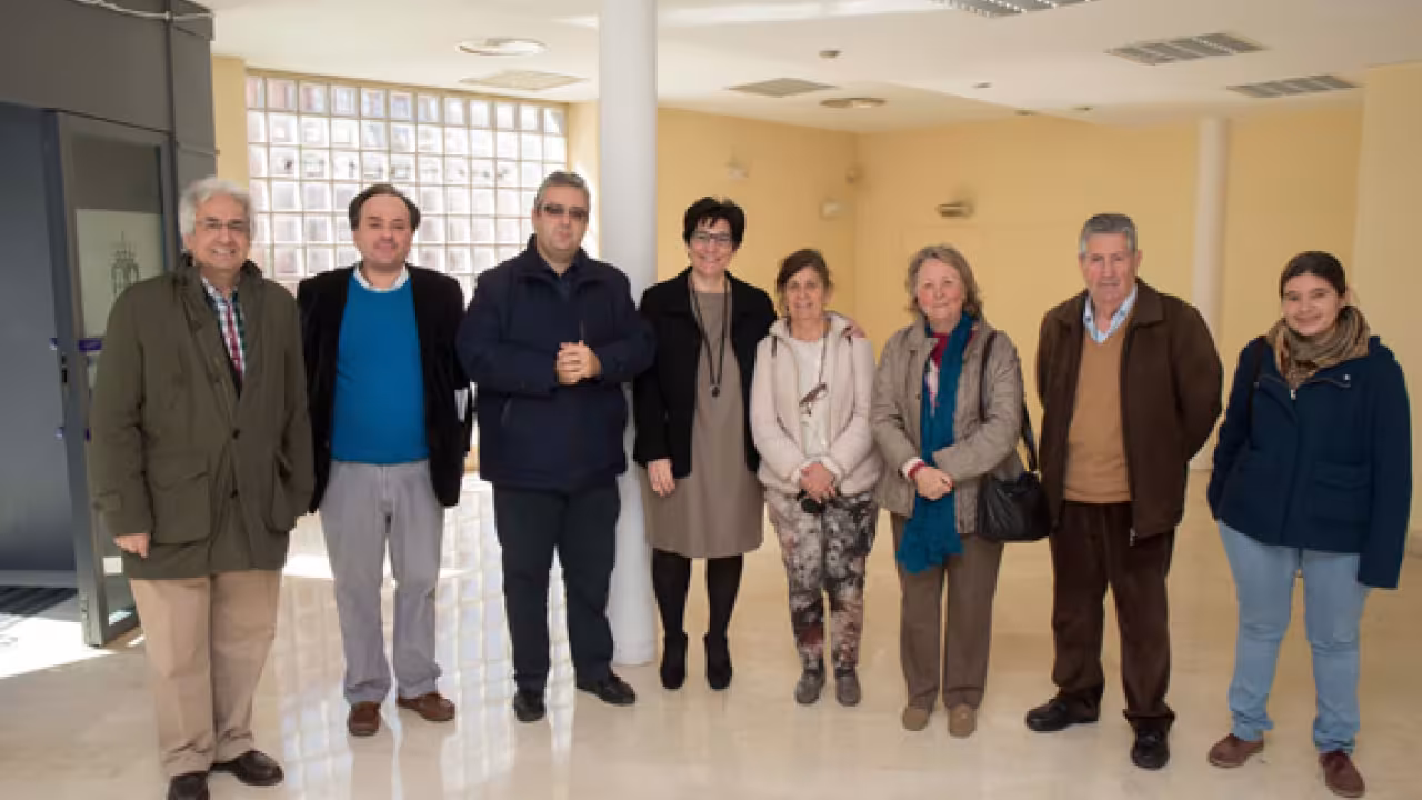 La alcaldesa de Pozuelo, Susana Pérez Quislant, acompaña a los representantes de La Poza a las nuevas instalaciones