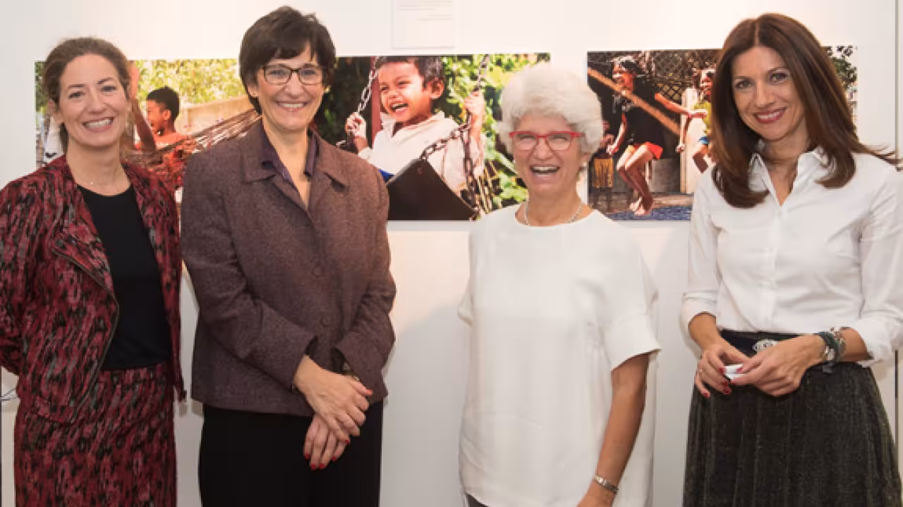 La alcaldesa junto a la concejal de Cultura en la exposición 'Crecer en Camboya
