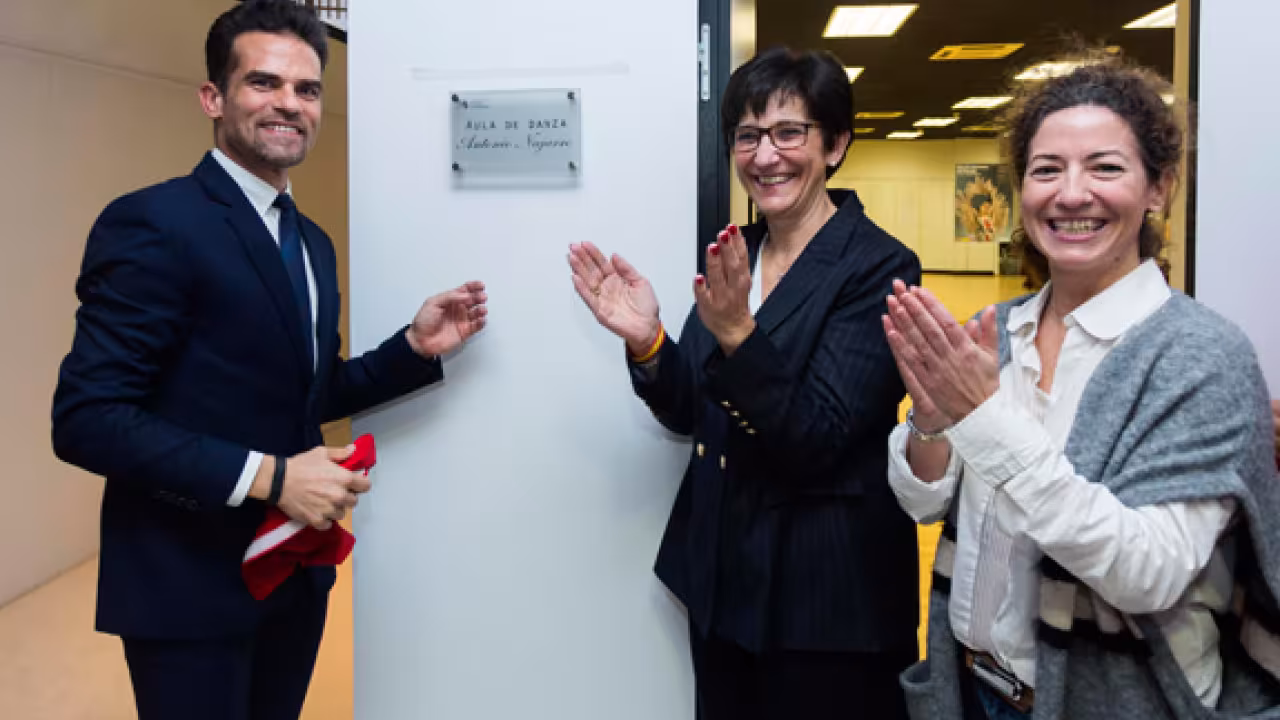 La alcaldesa y la concejal de Cultura junto a Antonio Najarro