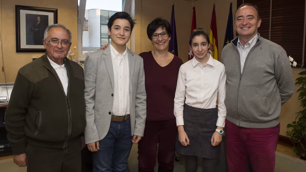 La alcaldesa con los deportistas del Club de Arqueros de Pozuelo