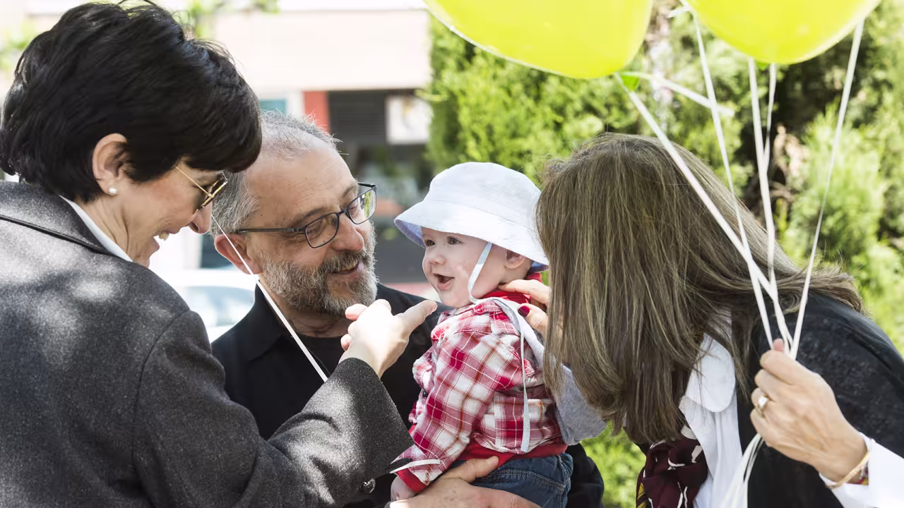 La alcaldesa con un bebé nacido en el municipio