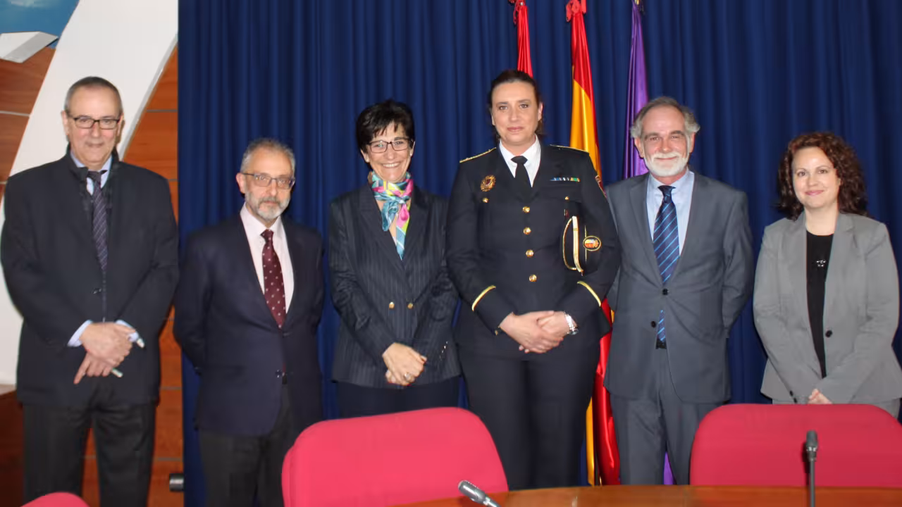 La alcaldesa y algunos concejales con la nueva jefa de Policía Municipal