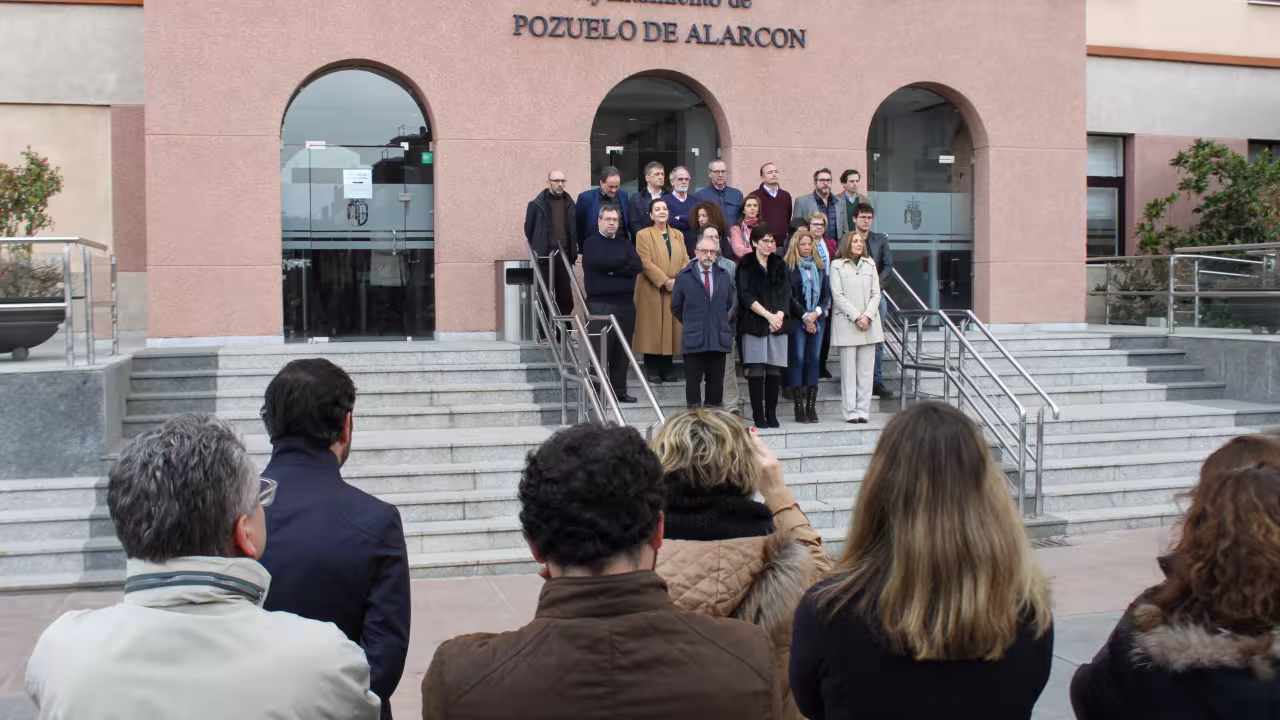 Minuto de silencio celebrado el viernes 3 de marzo en la Plaza Mayor de Pozuelo