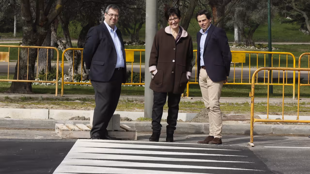 La alcaldesa visitando las obras