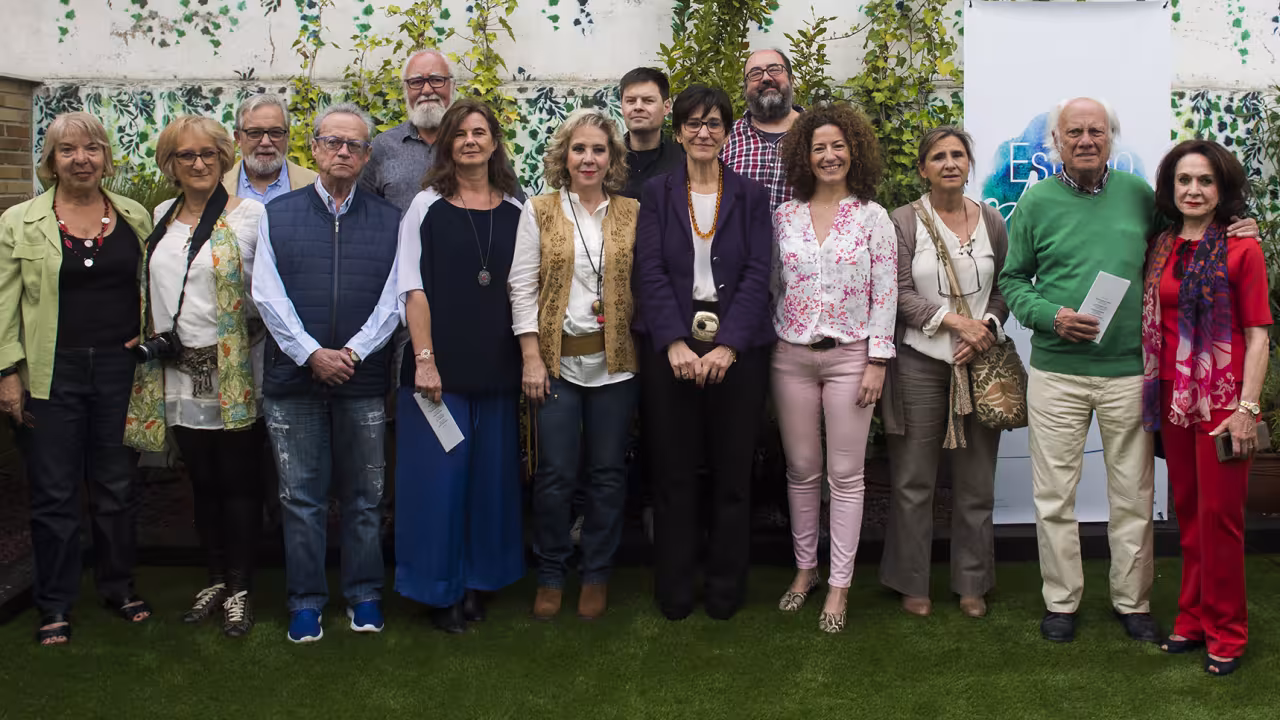La alcaldesa con Manuela Picó, la comisaria y otros artistas del municipio