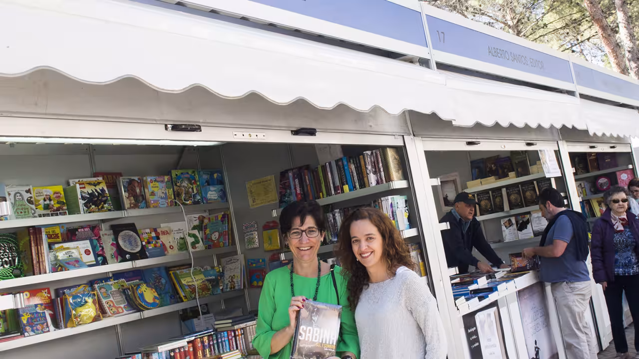 La alcaldesa visitó la Feria del Libro