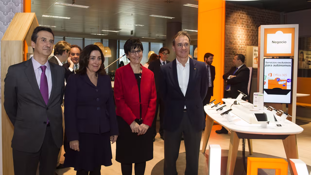 La alcaldesa de Pozielo, Susana Pérez Quislant, en la inauguración de las oficinas de Orange en Pozuelo